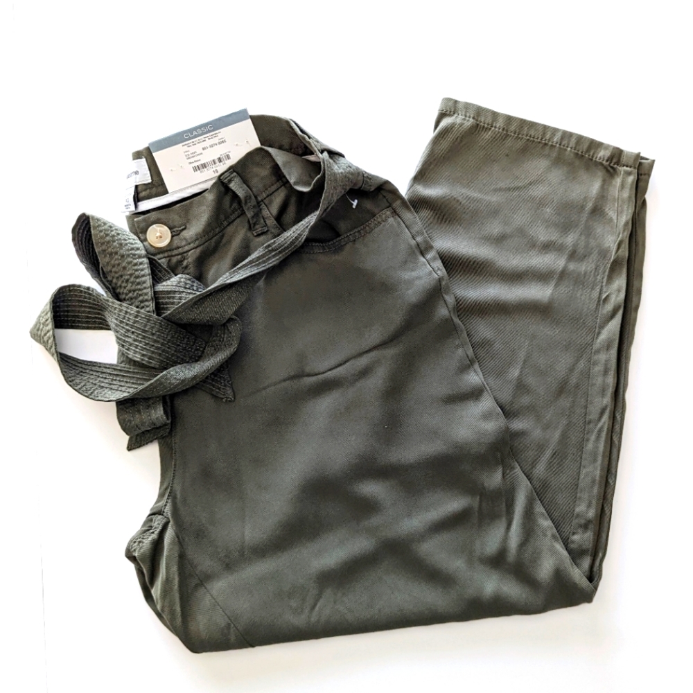 Liz Claiborne NWT Classic straight leg Army green pants with belt, size 10